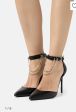 SCARPE PER LA LURIDA TROIA